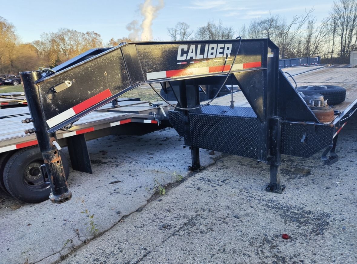Caliber Gooseneck Deckover Trailer