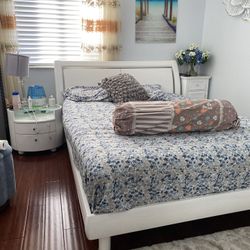 Queen size bed along w nightstand 