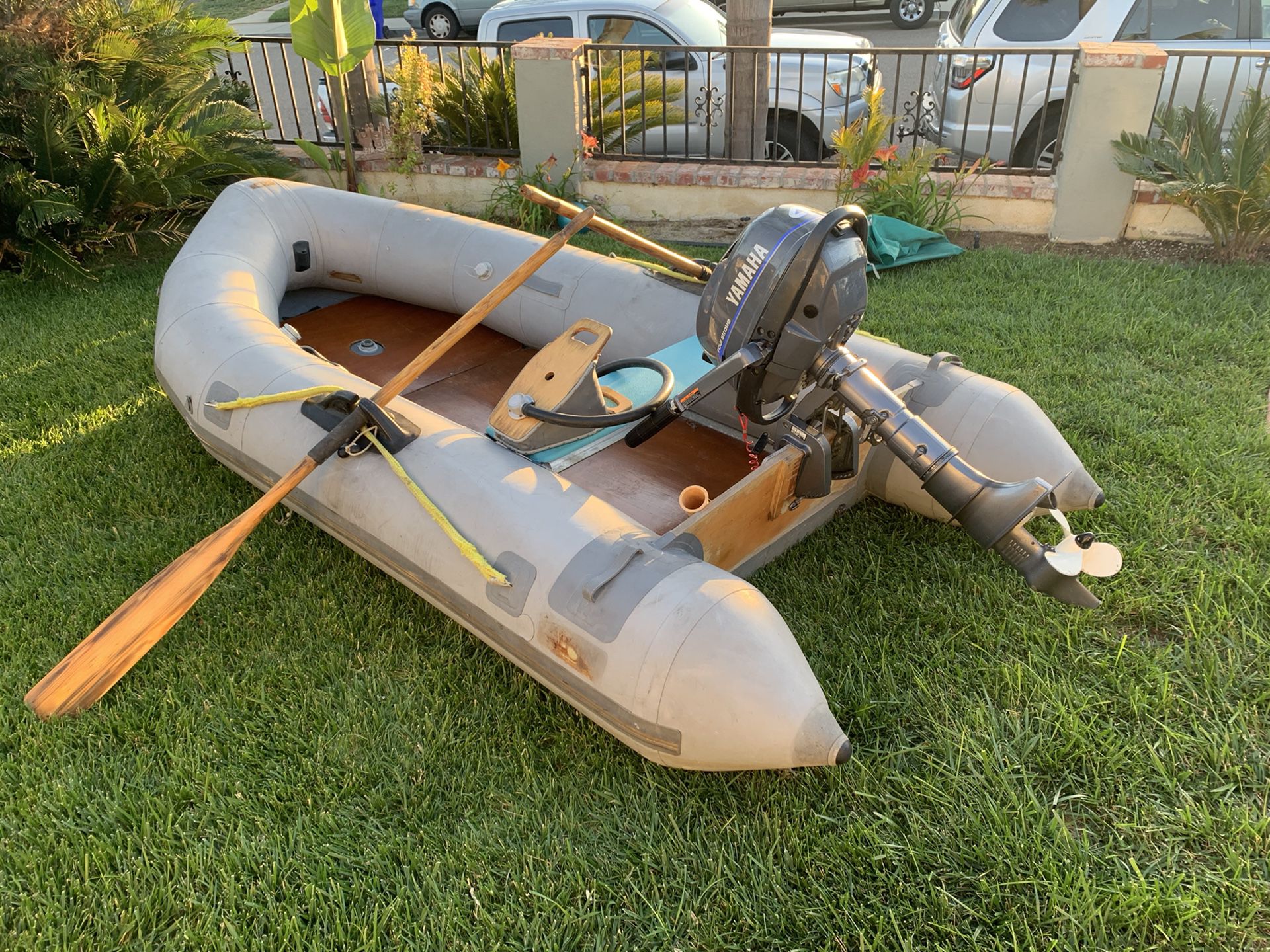 Photo Avon R310 Inflatable Dingy And Yamaha 4hp Outboard