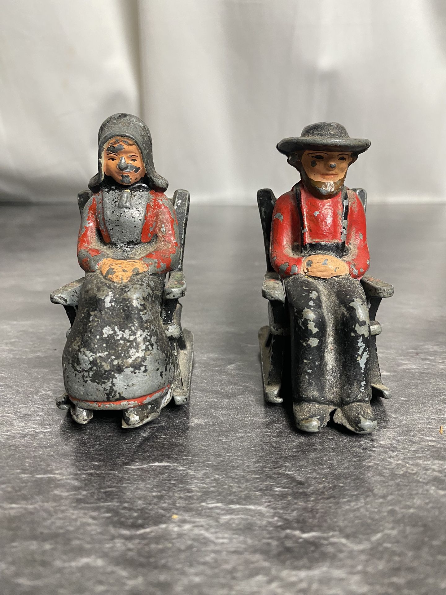Vintage Antique Amish Man & Women Salt & Pepper Shaker Set Rocking Chair Hand Painted Metal 1950’s Era (Rare Collectors Items!)