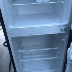 Magic Chef Mini Fridge Model. HMDR45PS 4.5 Cu Ft. 44.5 In Tall