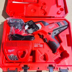 Milwaukee M12 12V Lithium-Ion Cordless 600 MCM Cable Cutter Kit with One 3.0Ah Battery, Charger and Hard Case