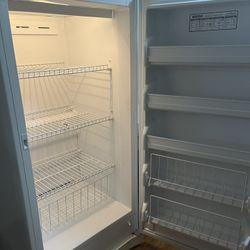 Upright freezer 