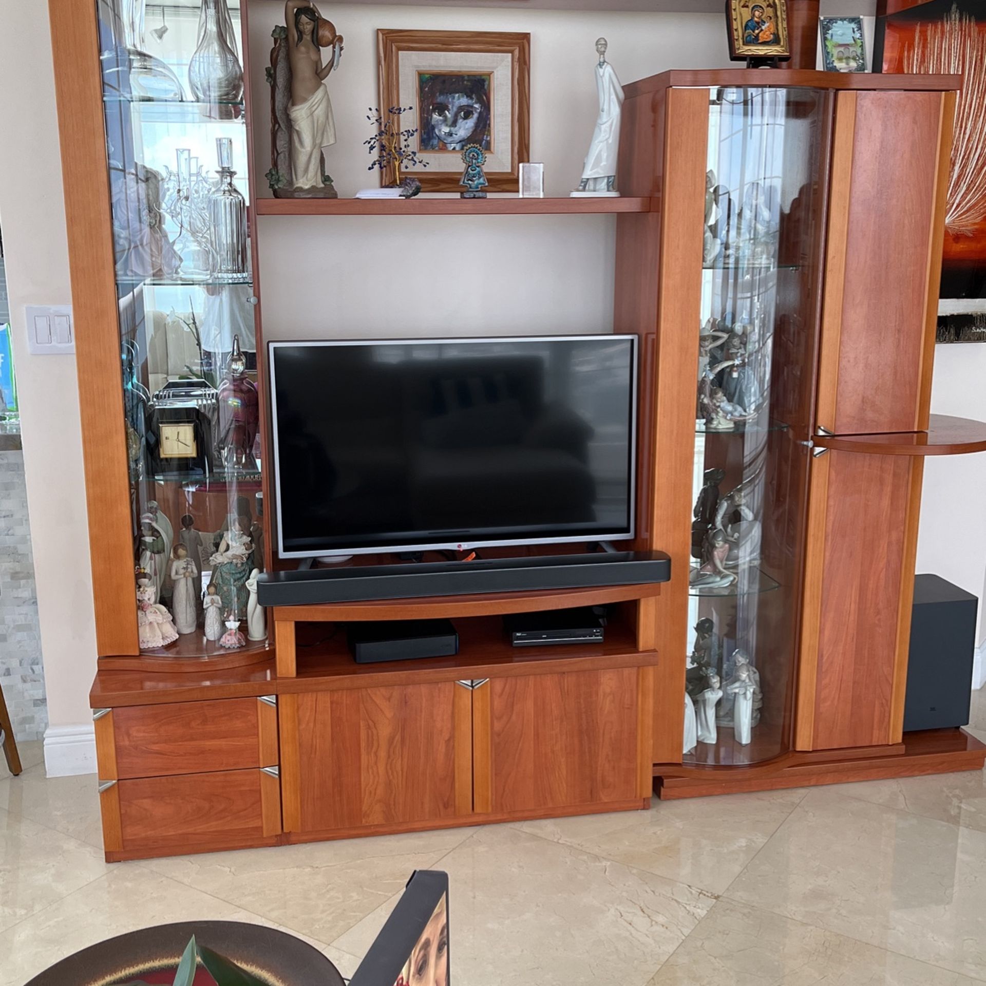Italian Living Room Entertiment Unit, with glass cabinets & storage. Can Accommodate a 42” TV