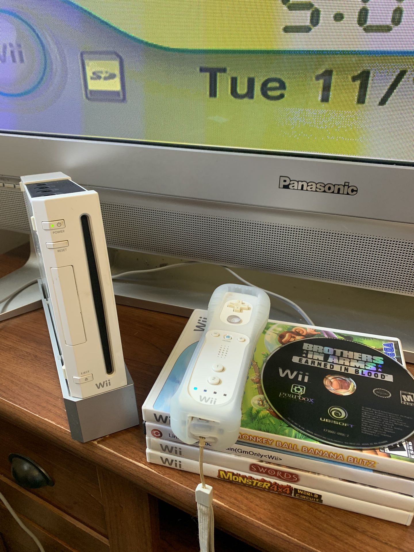 Nintendo Wii Compatible W GameCube Games! (Missing Sensor Bar)