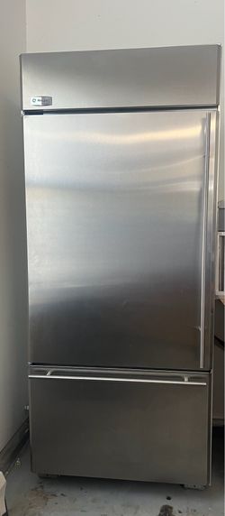 Monogram GE refrigerator. The ice maker is in the freezer. Refrigerador también hace hielo