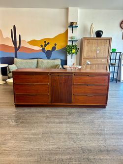MCM Walnut Dresser / Buffet / Sideboard / Tv Stand / Entertainment Center