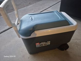 Igloo MaxCold 40qt Rolling Cooler