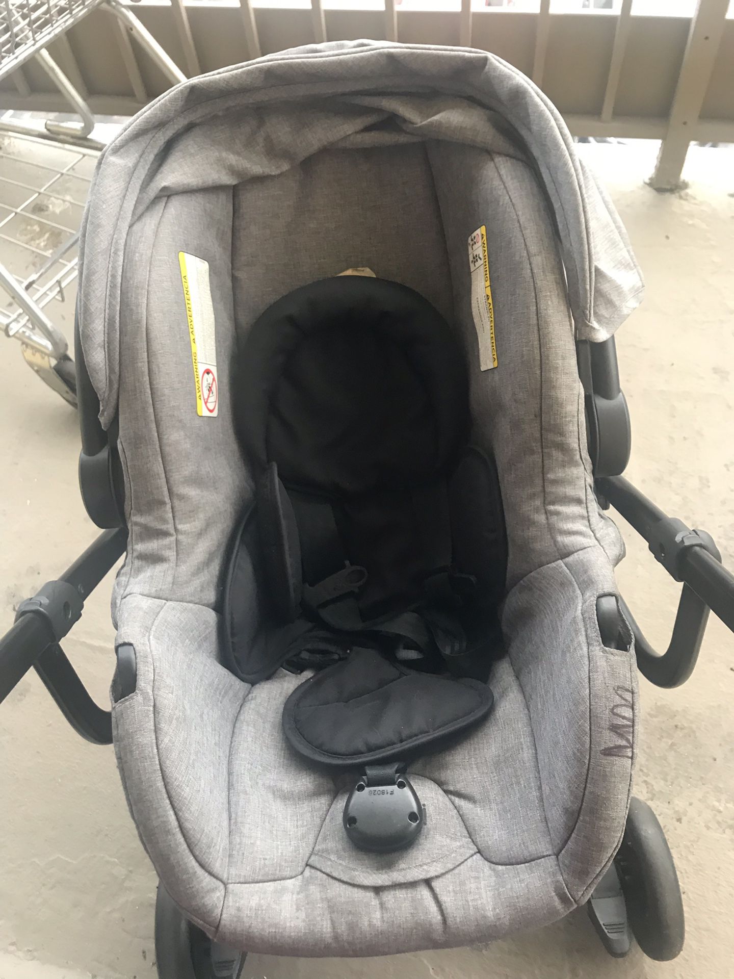 Urbini car seat,troller with base. I’m selling it because I need a double stroller