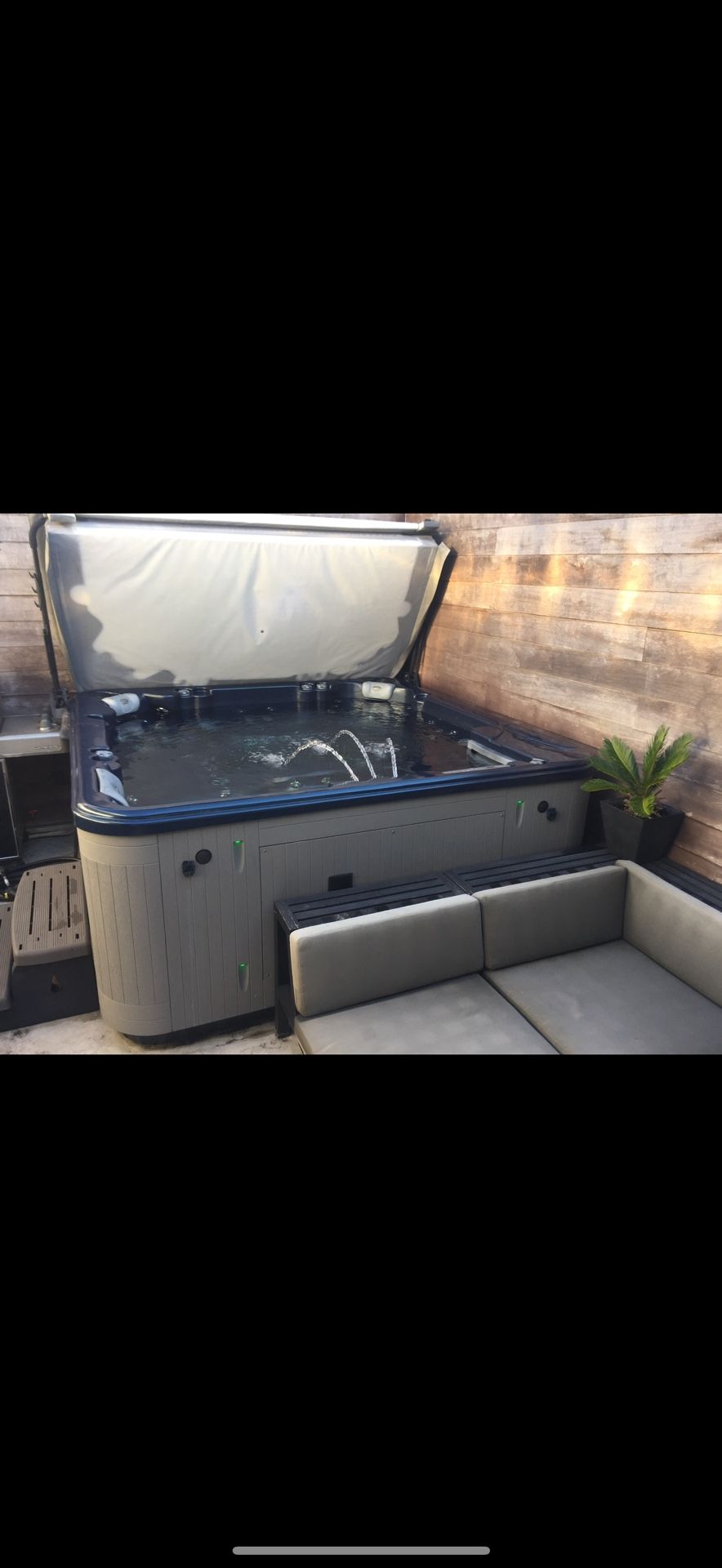 Divine Spa Hot Tubs™ DL-1040 Deluxe 115-jet 7+ Person Spa (Gray Cabinet/Cobalt Shell Spa)