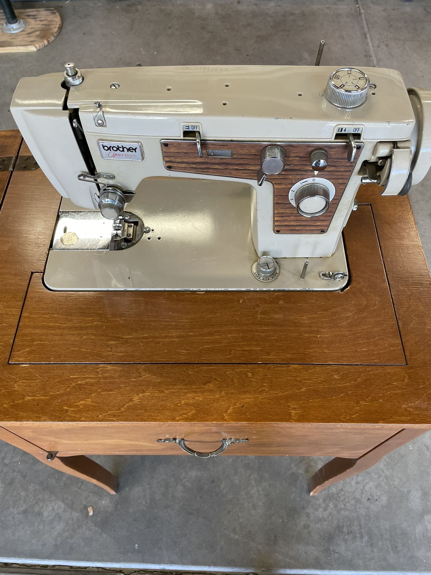 Brother Opus 821 Sewing Machine In Cabinet
