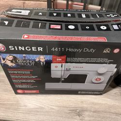 Singer Sewing Machine 