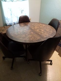 ROUND DINING TABLE WITH FOUR ROLLING CHAIRS. IN GOOD CONDITION .THANK YOU..🙏