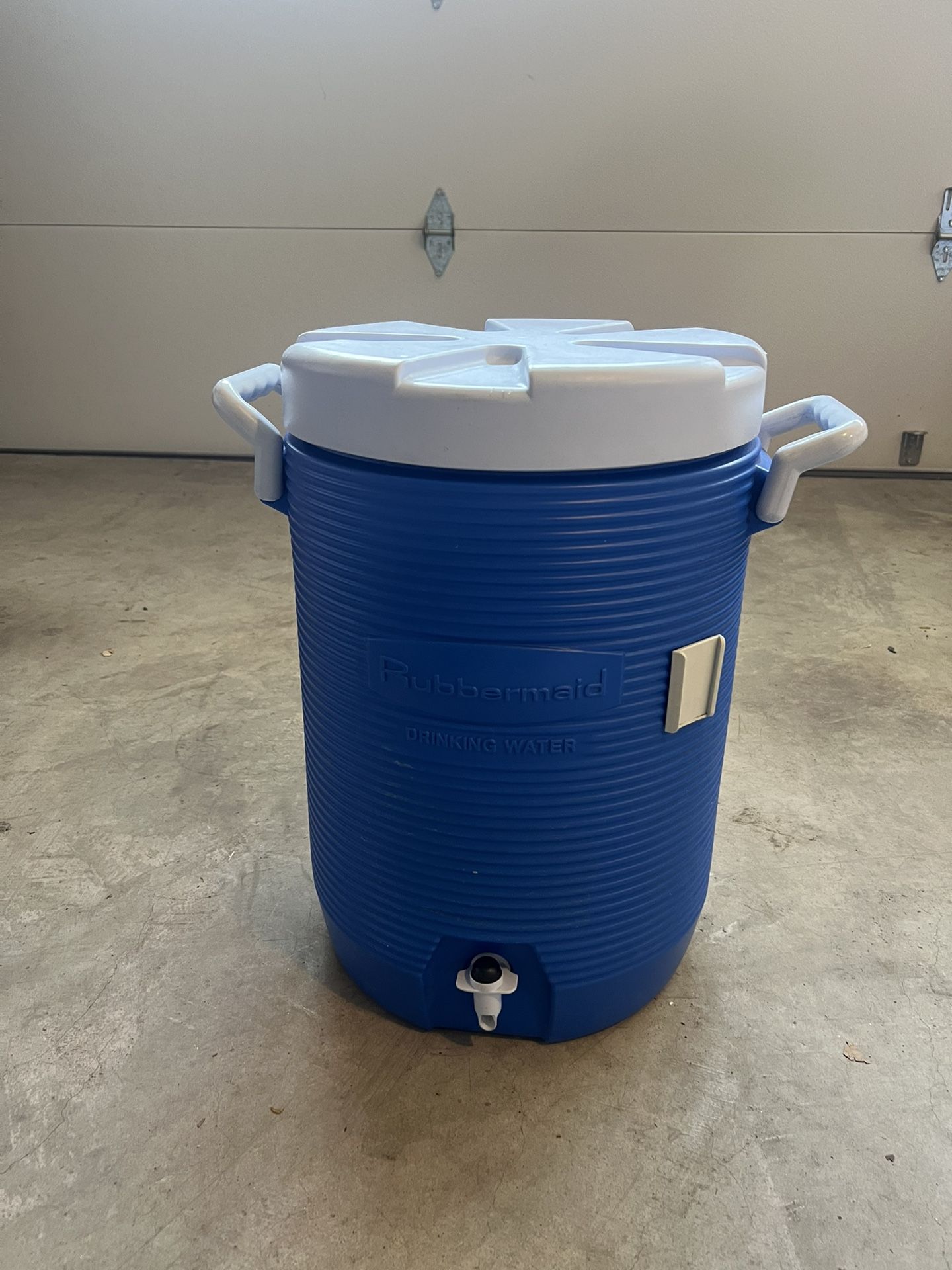 5 Gallon Rubbermaid Drinking Water Cooler