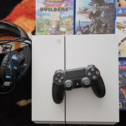 PS4 BUNDLE  W/4 GAMES