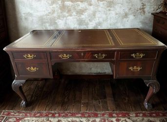 Vintage Hekman Mahogany Kneehole Executive Desk