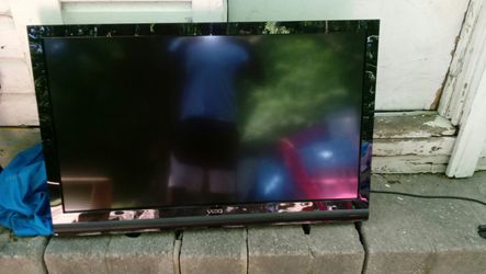 42" Vizio flatscreen smartTV w/ wall mount assembly
