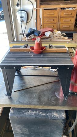 Small router table with router