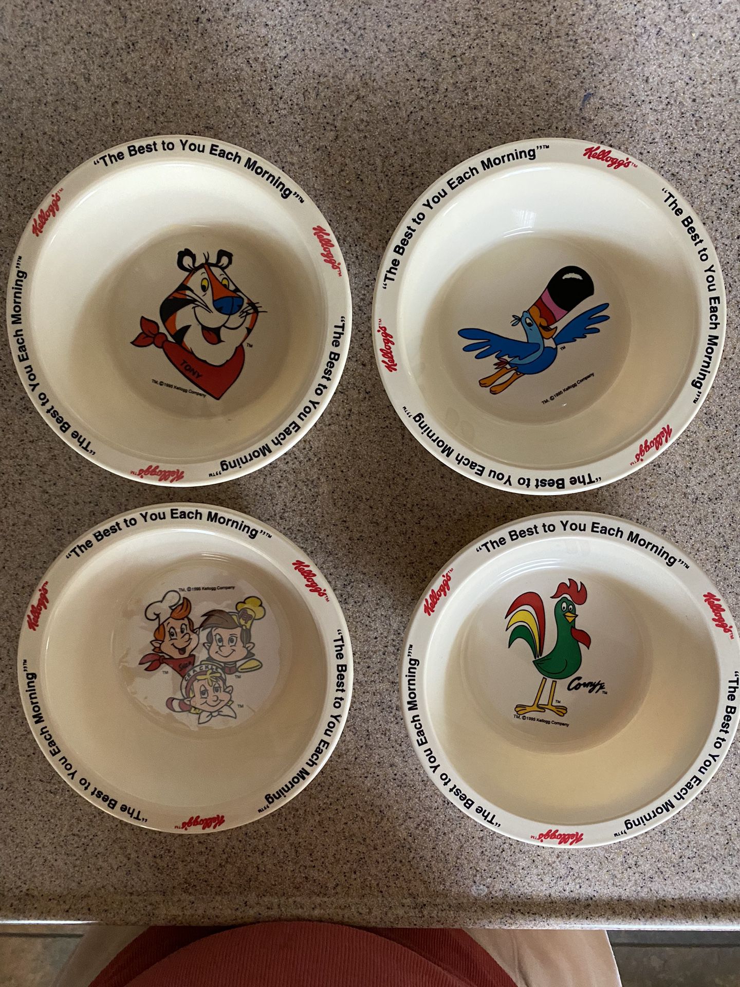 Collectible Vintage Cereal Set of 4 Bowels 1990’s And 1973 Set Up For Looney Tunes Glasses