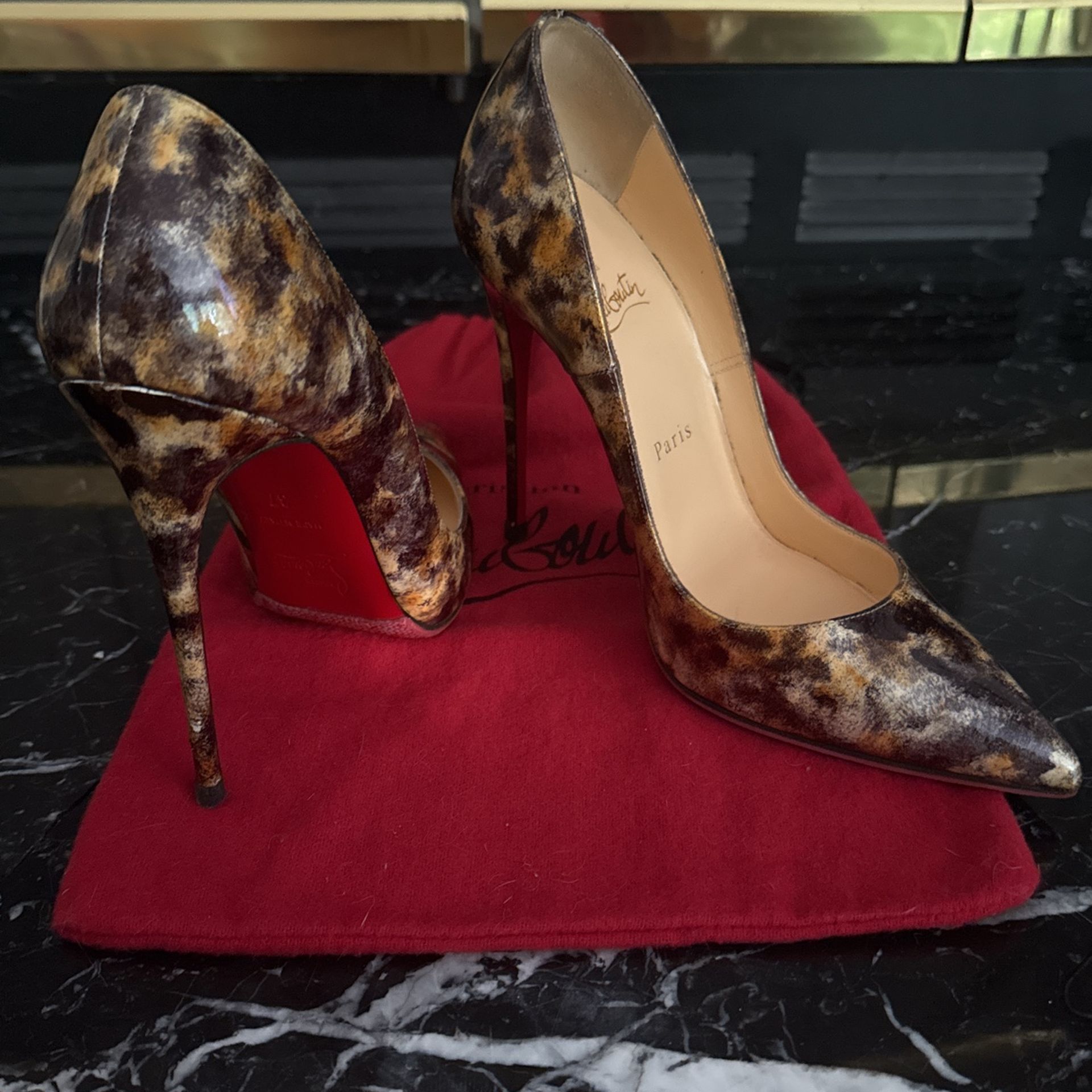 Like NEW Christian louboutin So Kate vernis mouchete size 37 like new