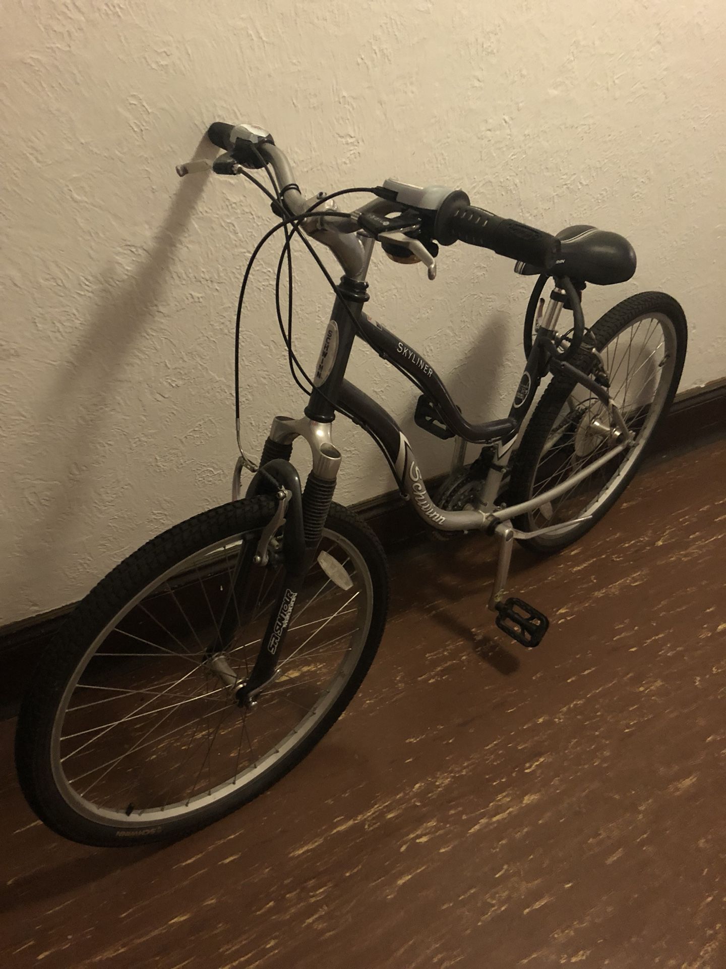 Schwinn skyliner women's hybrid bike discount