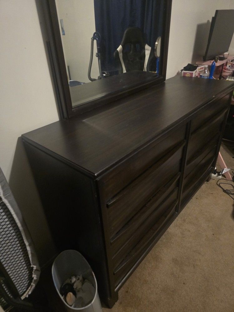 Dresser With Mirror