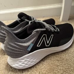 New Balance Kids Black and Gray Sneakers Size 6