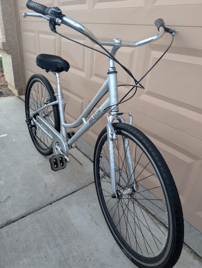 700x38c. RALEIGH WOMENS HYBRID BIKE. (M/S)15". - comfort Series -. FRESHLY TUNE UP ππΌ