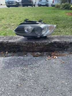 2009 M3 front right headlight for sale original