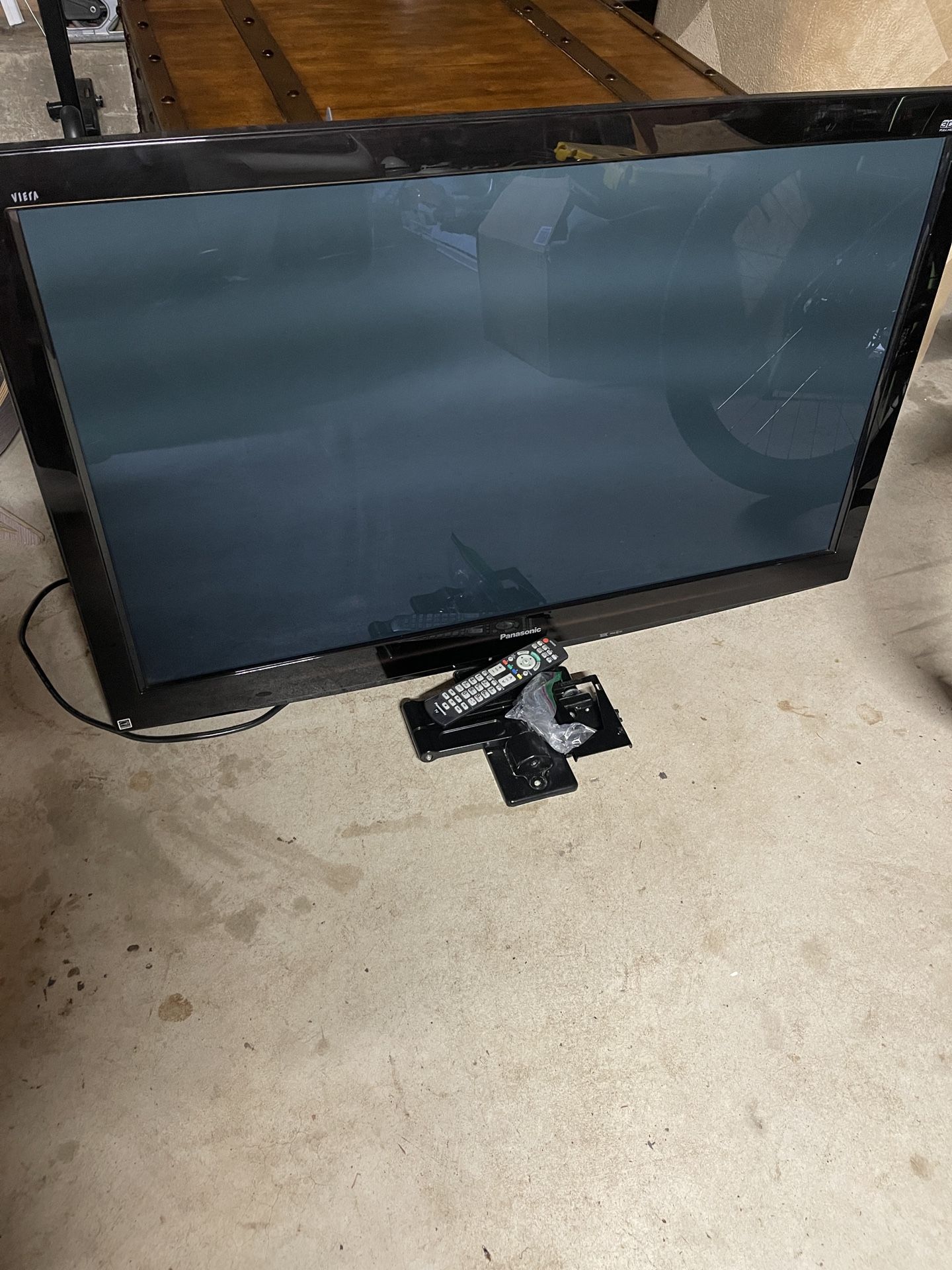 Panasonic Viera Cast 46” Flatscreen w/wall Mount