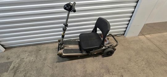 LUGGIE FOLDABLE SCOOTER $180