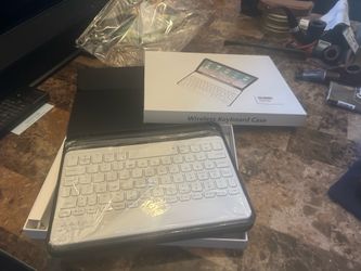 Wireless tablet keyboard and case