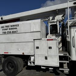 1993 INTERNATIONAL Boom truck with 2000 Vern Wood chipper
