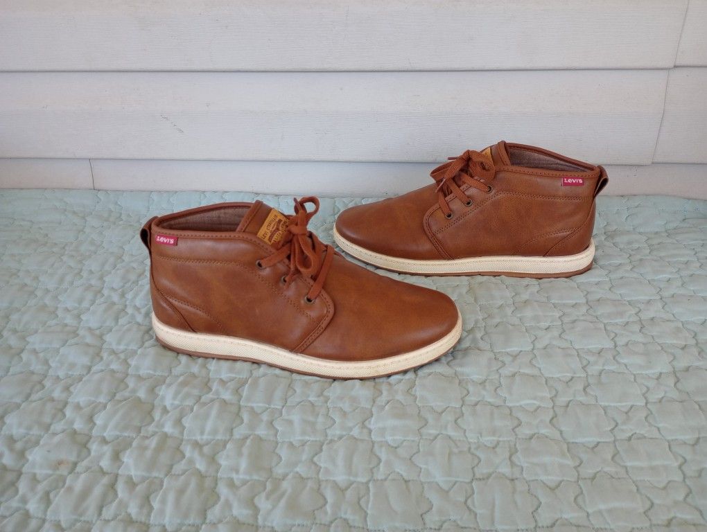 Men’s Levi mid top brown dress shoes size 9
