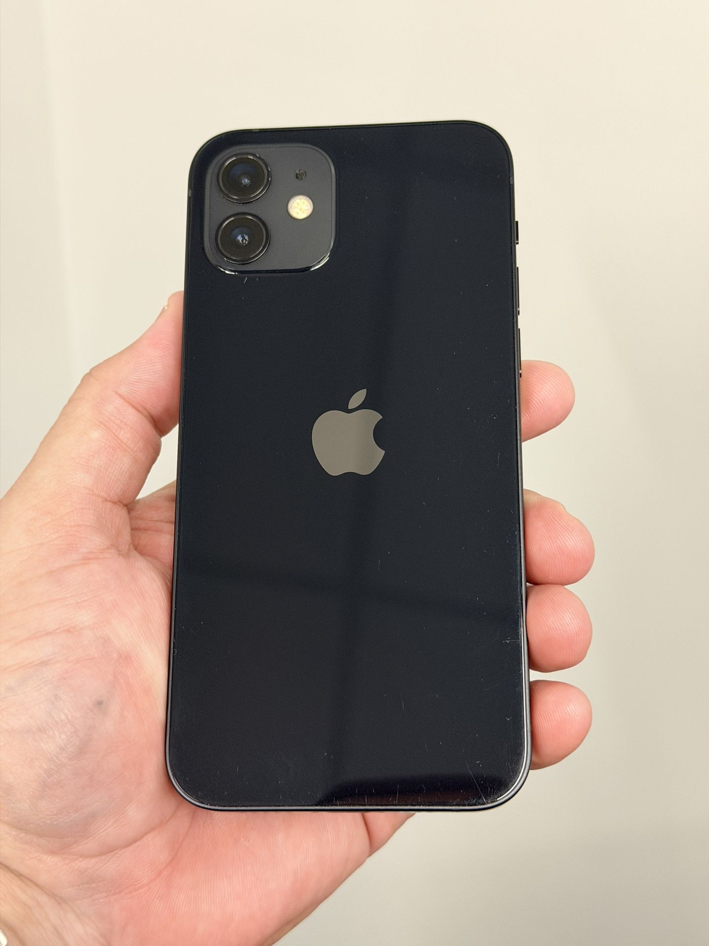 IPhone 12 64 GB, Amazing Condition!! UNLOCKED use any carrier. Hablo Espanol.