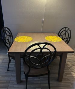 Mesa con 4 sillas en McAllen