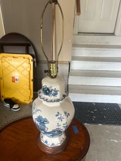 Chinoiserie blue-and-white porcelain ginger jar table lamp