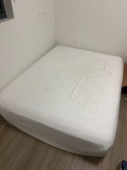 Queen Size Mattress White. Tempurpedic Like