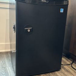 Danby Designer 2.6 cu ft Mini Fridge — Black — Like New