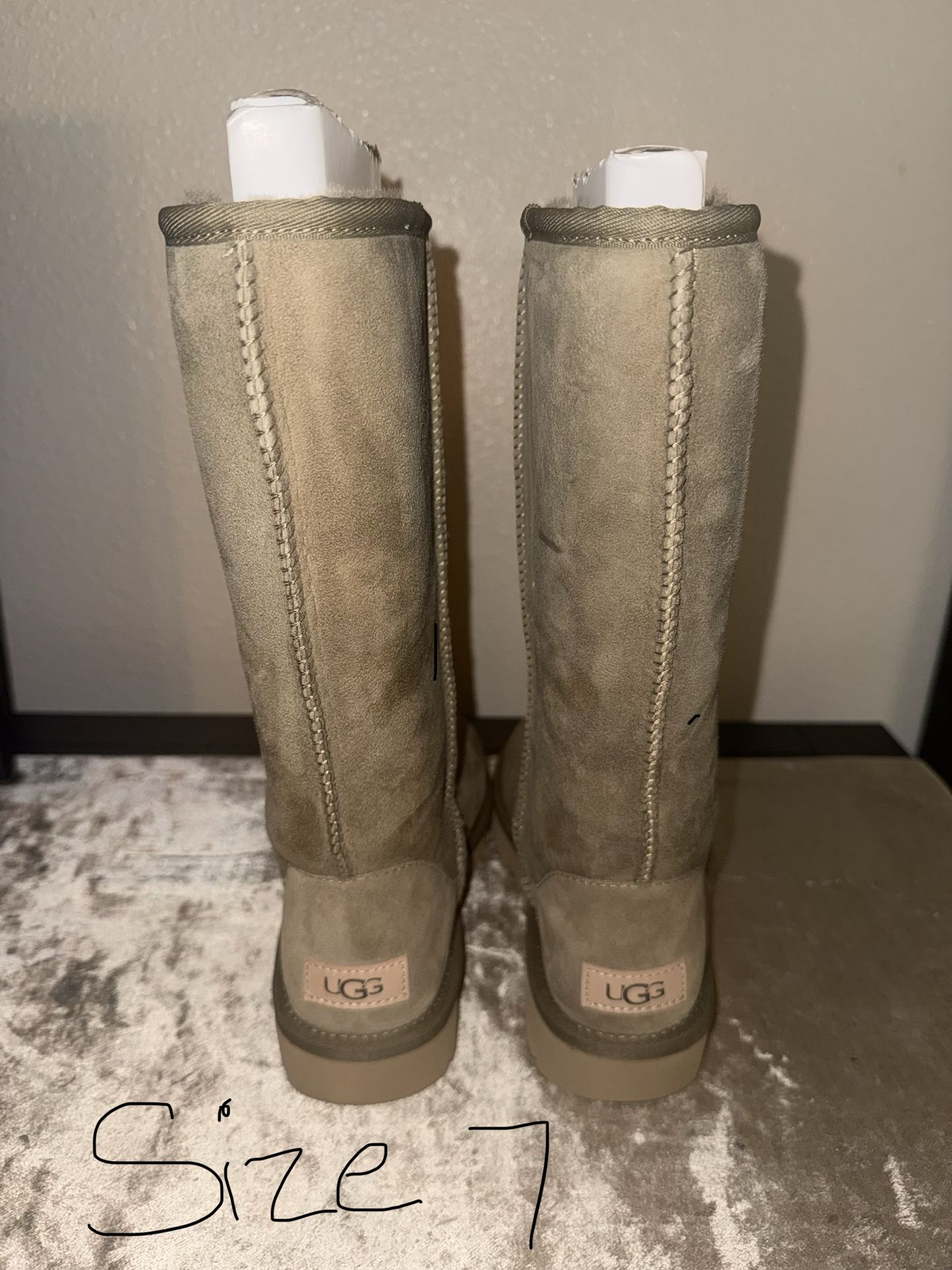 UGG’S WOMEN’S SIZE 7