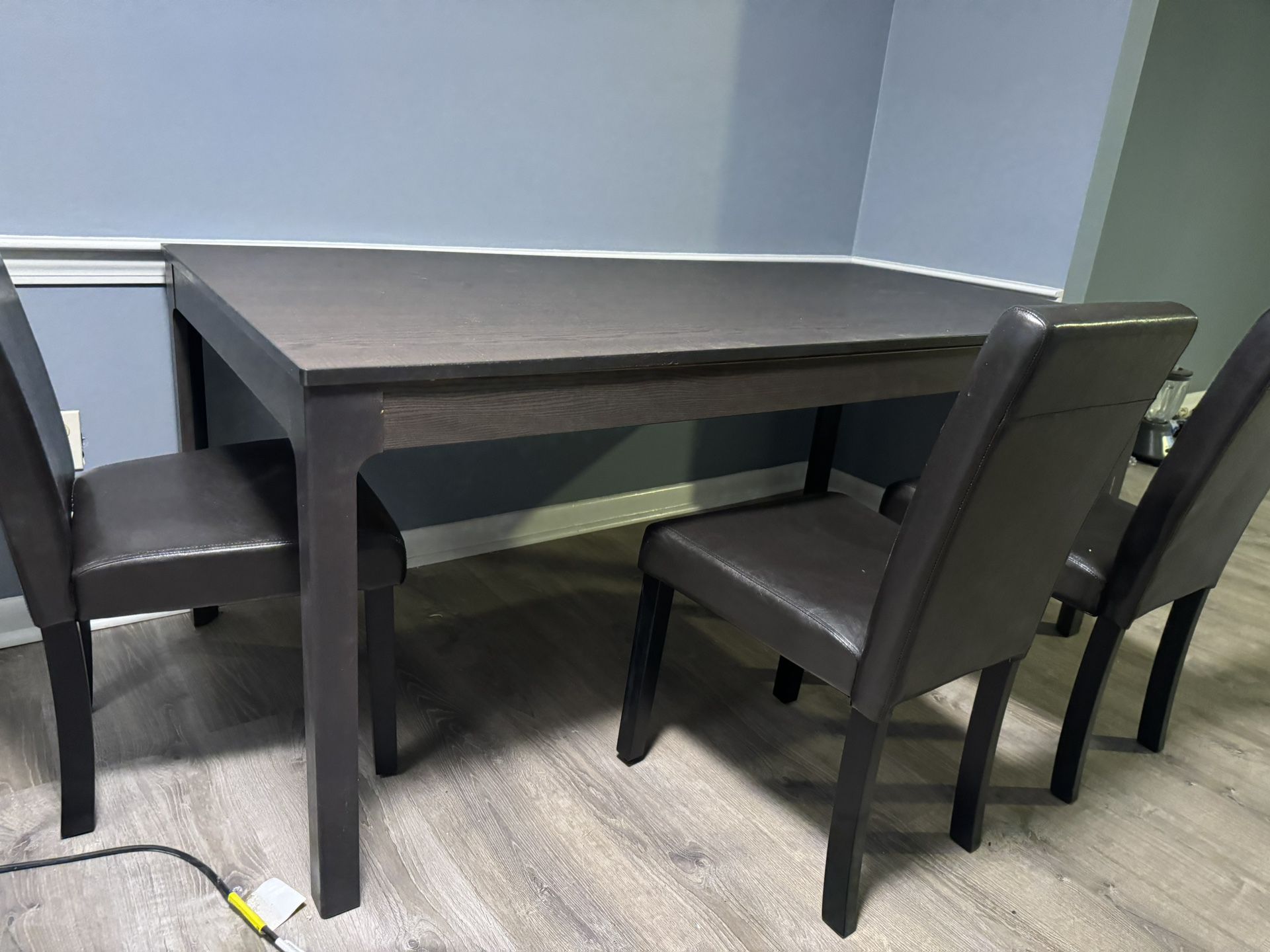 Kimonte Dining Table And Chairs 