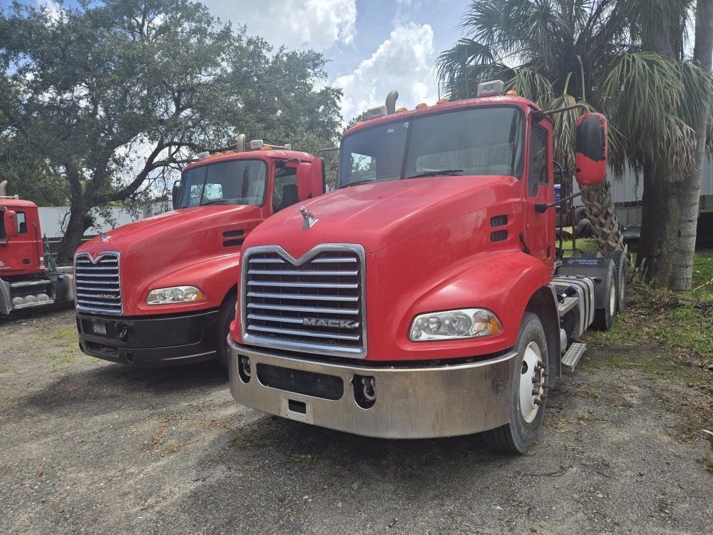 2013 MACK CXU613