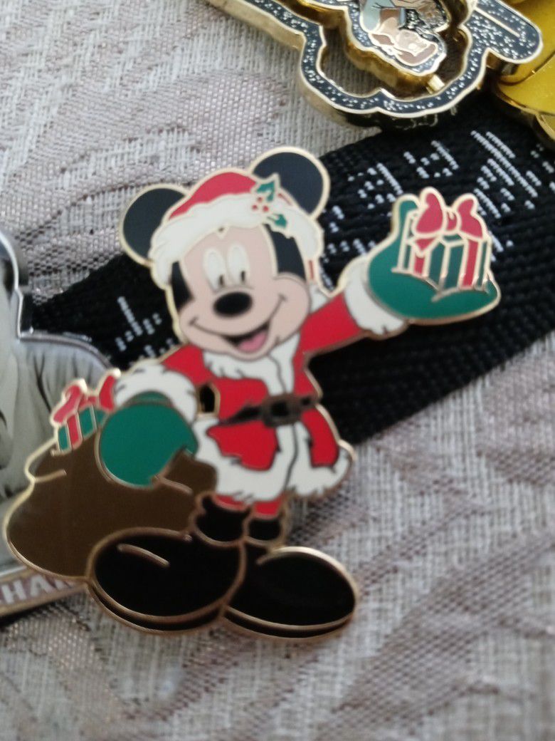 Disney Trading Pin Mickey Mouse Christmas Santa Outfit