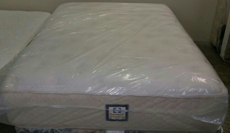 QUEEN SIZE SEALY POSTUREPEDIC POSTURETECH PLUS WYNNMERE (LATEX) ULTRA PLUSH MATTRESS SET