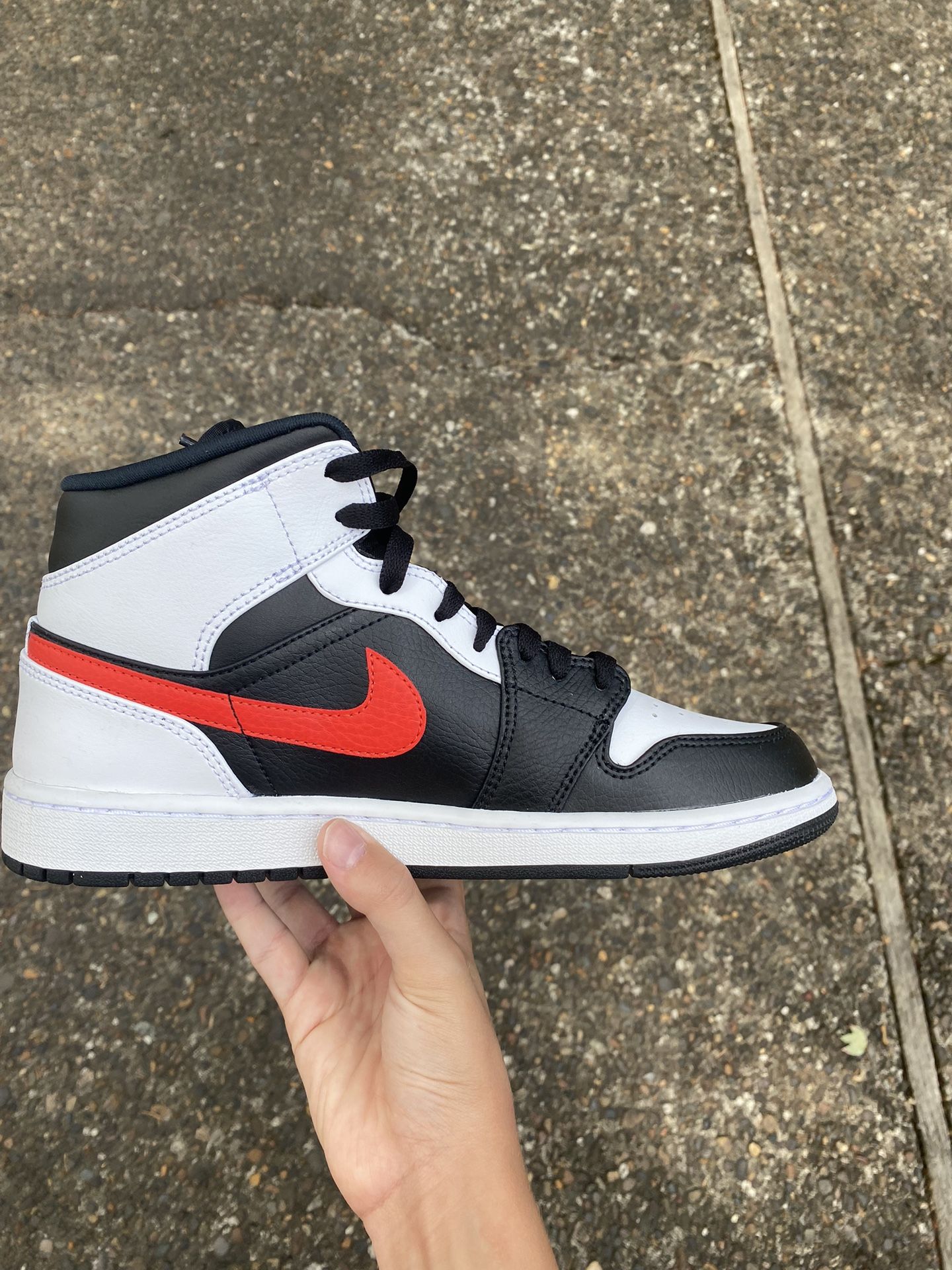 Air Jordan 1 Mid ‘Chile Red’