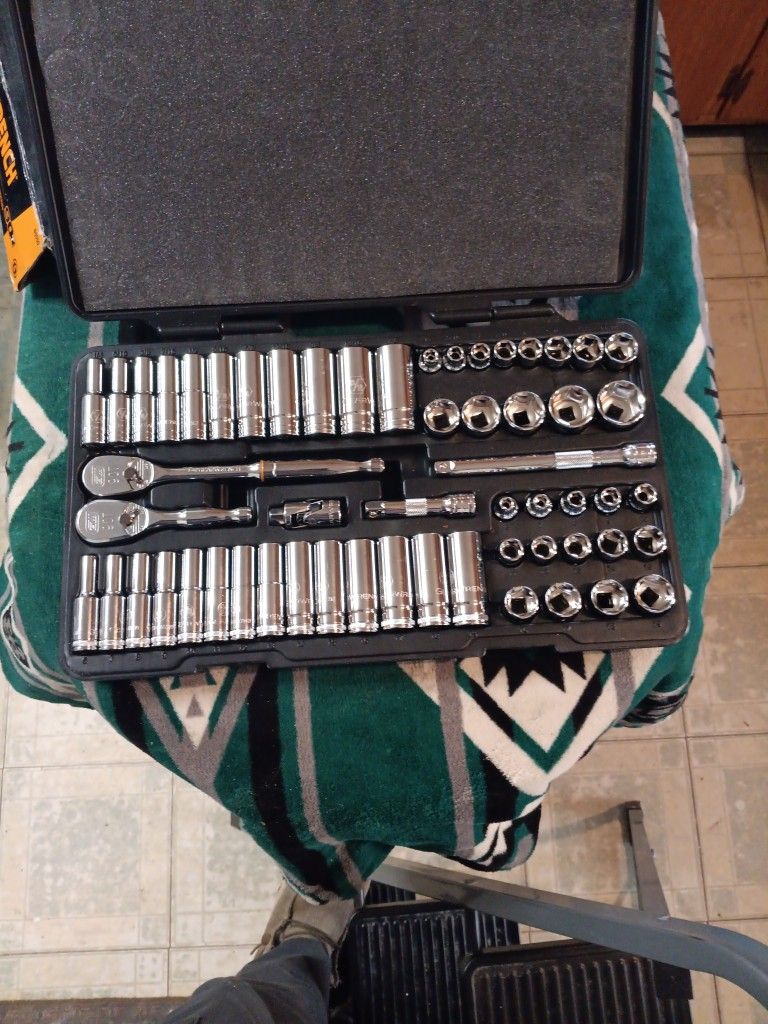 Gearwrench 80550 . . 57 PC. Sae/metric Mechanics Tool Set. . 3/8 Inch. . 90T With Case. . 6 Pt.