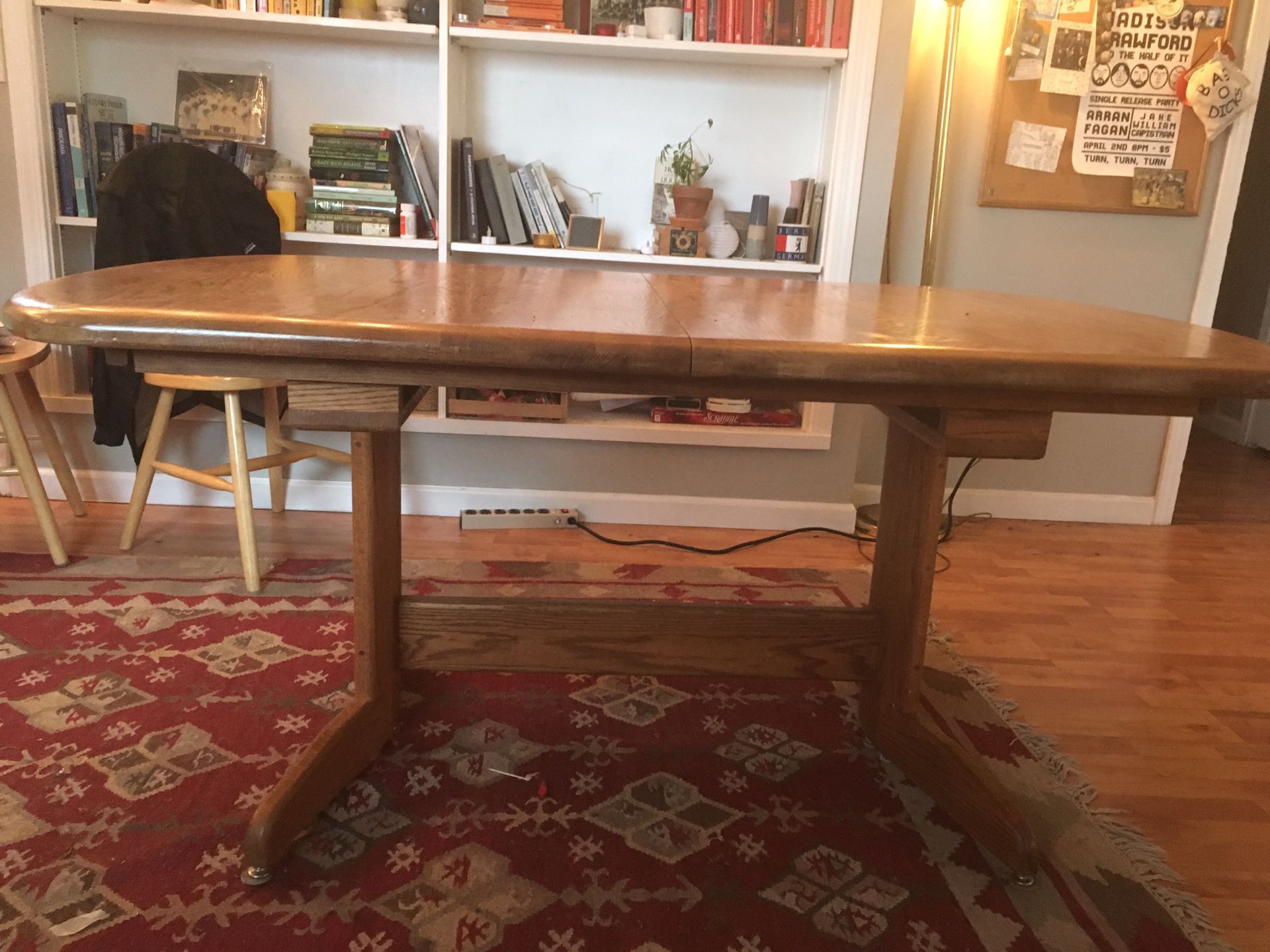 Dining room table, scratch free in good condition