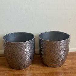 2 grey ceramic pots