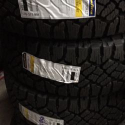 285/70/17 good year wrangler duratrac RT🛞