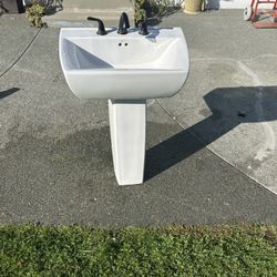 Pedestal Sink – Great Condition